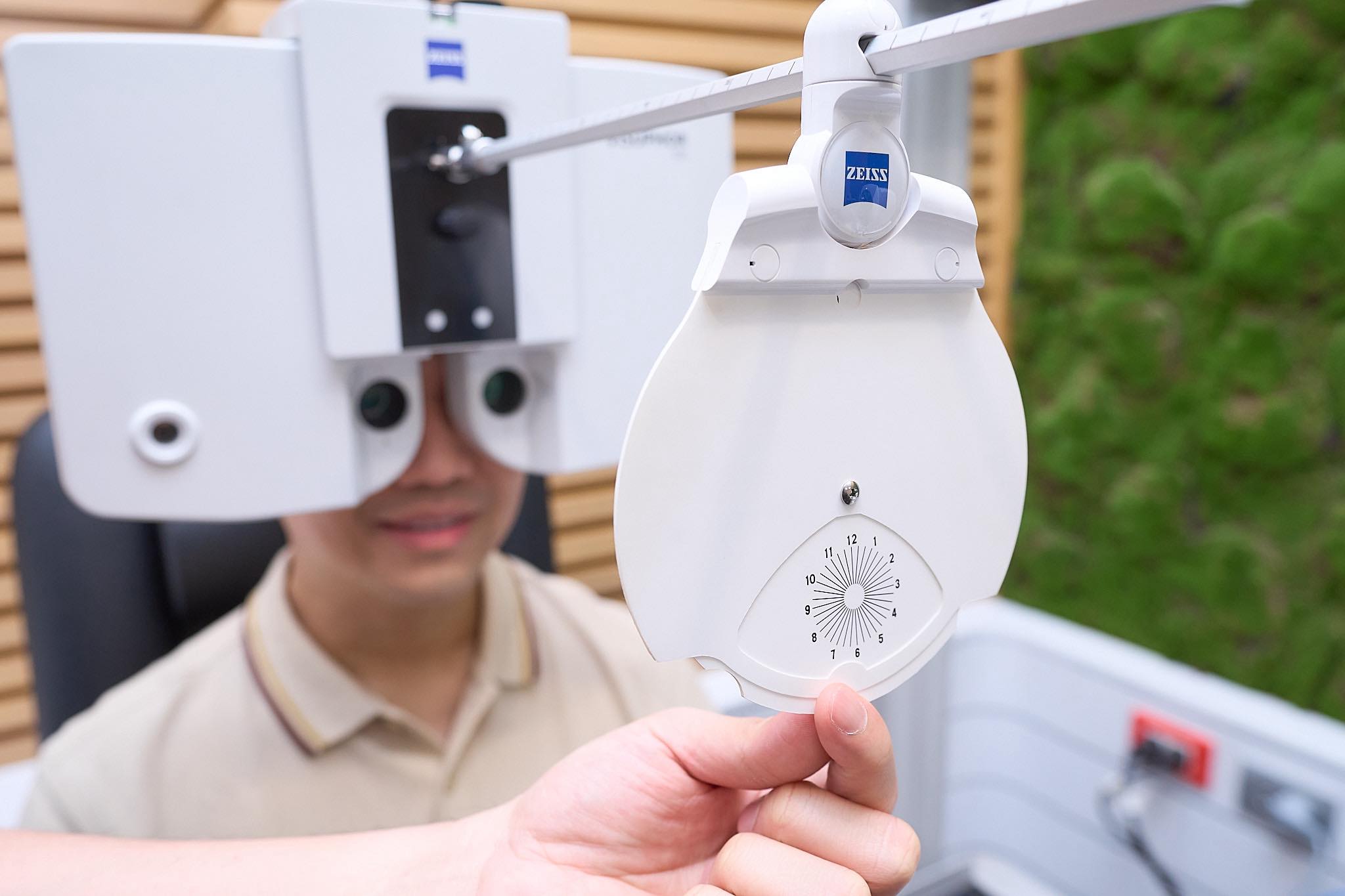 I’m starting to experience age-related farsightedness. What type of eyeglass lenses should I use?