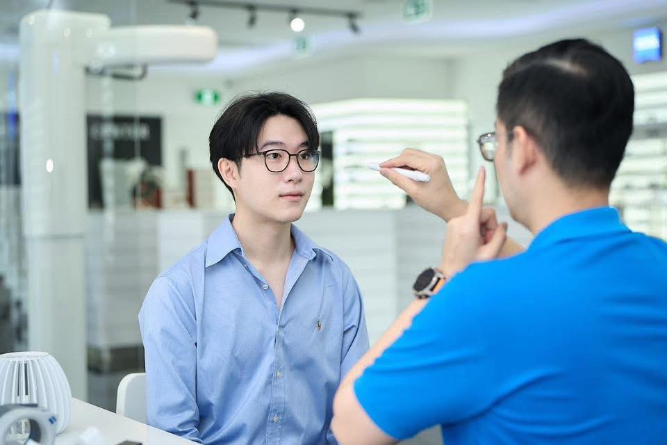 Why can a simple nose pad coming loose cause blurry vision with progressive lenses?