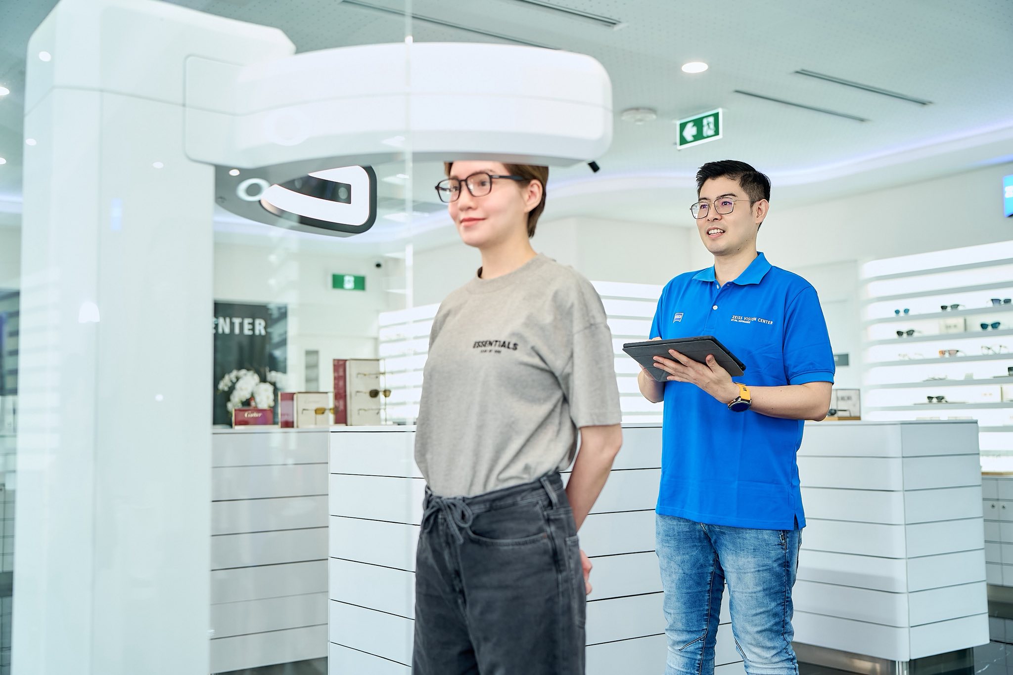 การเคลื่อนไหวดวงตาผ่านเลนส์อย่างเป็นธรรมชาติด้วยเทคโนโลยี Intelligence Augmented Design (IAD) ที่ ZEISS Vision Center by Dr Supparerk
