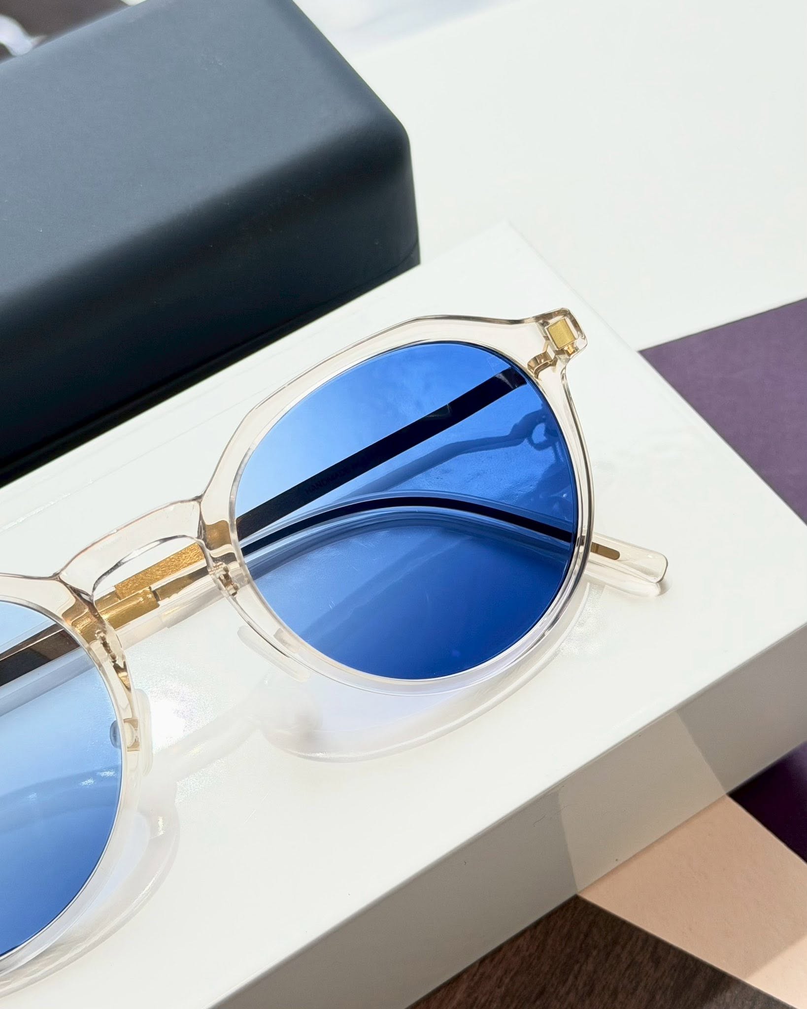 สะท้อนสไตล์ที่โดดเด่นพร้อมการปกป้องขั้นสุดด้วยเลนส์เปลี่ยนสี ZEISS PhotoFusion X สี Blue ที่ ศุภฤกษ์ วิชชั่น เซ็นเตอร์