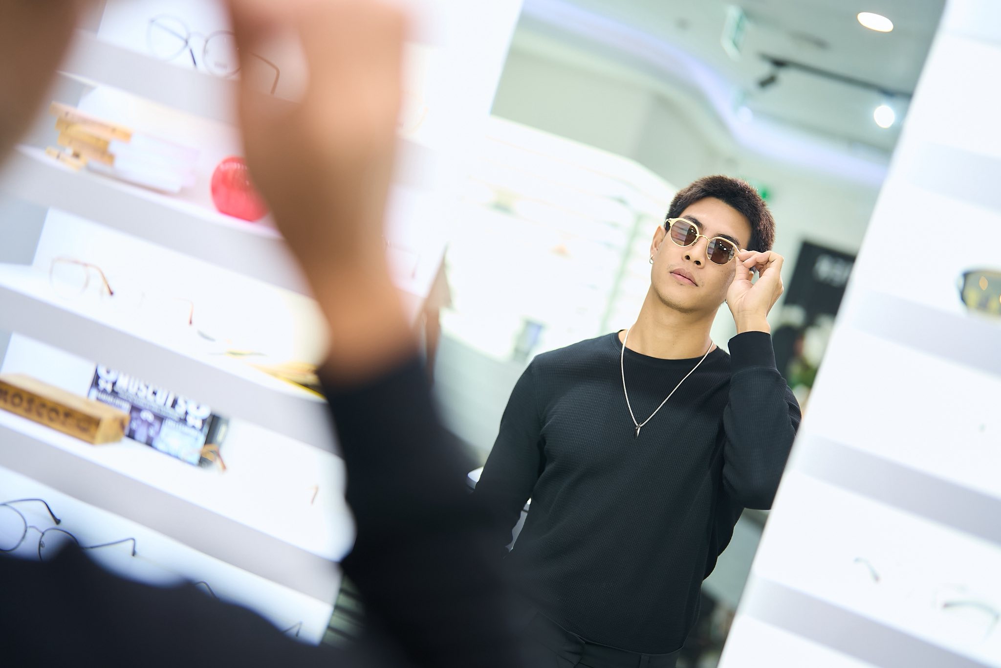 เมื่อดวงตามีอาการแพ้แสงรุนแรง (Photophobia) การเลือกเลนส์สายตาจึงไม่ใช่แค่เรื่องของการชดเชยค่าสายตาอีกต่อไป