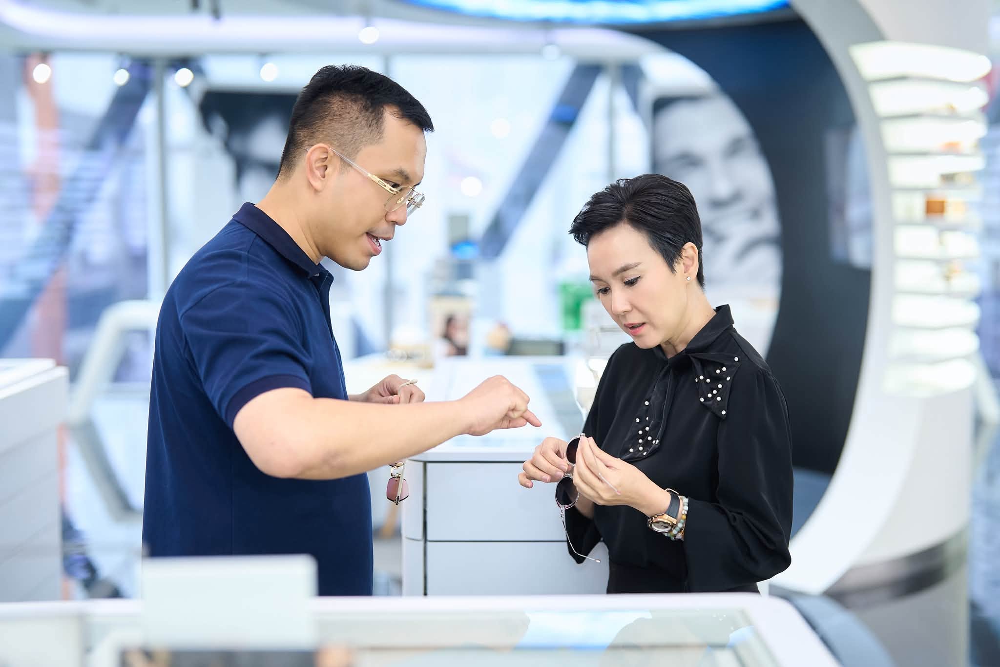 สายตาต่างกัน 4.00 D อยากตัดเลนส์แบบกรอบเจาะ (Rimless) เลือก ZEISS Individual ต่างกับเลนส์ทั่วไปอย่างไร?