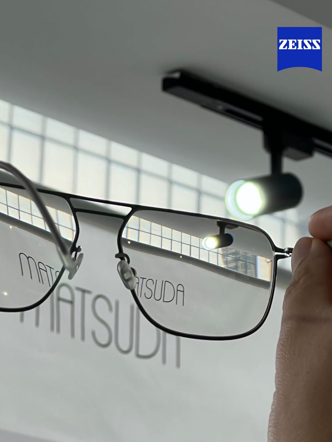 สยบปัญหาแสงฟุ้งยามค่ำคืนด้วย ZEISS SmartLife PRO : เลนส์ที่จัดการโฟกัสแสงได้อย่างแม่นยำขั้นสุด