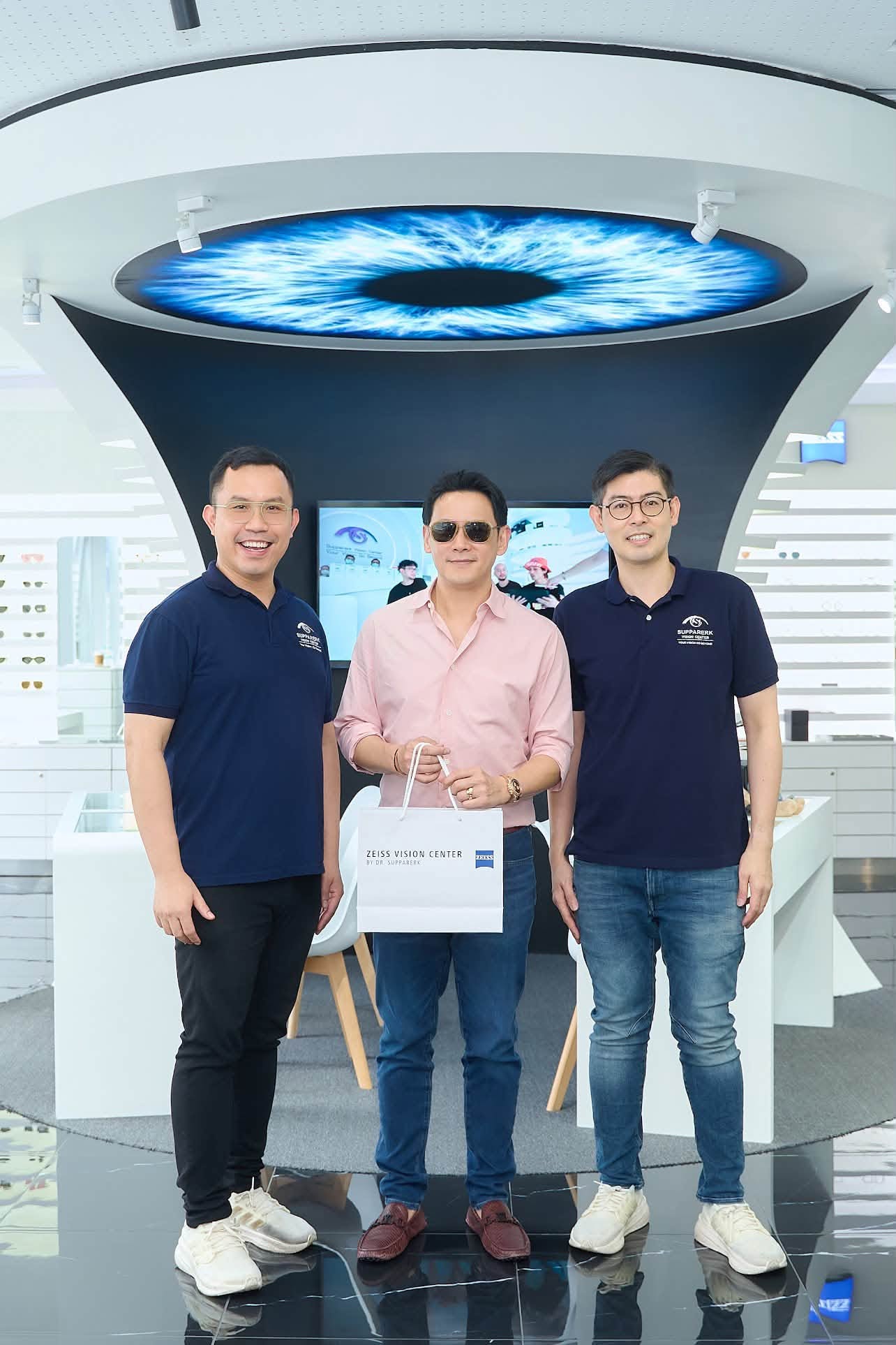 ขอบคุณ คุณฟลุค เกริกพล มัสยวานิช เป็นอย่างยิ่งที่ให้เกียรติมาร่วมชมงานนิทรรศการ The Matsuda Sanctuary พร้อมไว้วางใจให้ ZEISS Vision Center by Dr. Supparerk ได้ดูแลสุขภาพสายตาและตัดแว่นสั่งตัดเฉพาะบุคคลในครั้งนี้ครับ