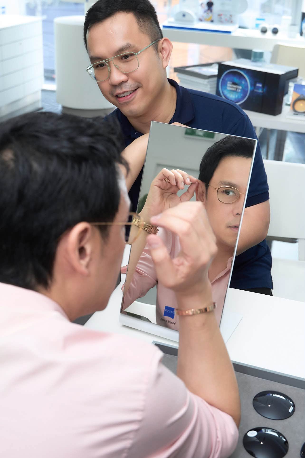 หากเครื่องประดับชั้นสูงคือสัญลักษณ์แห่งรสนิยม การเลือกแว่นตาสักคู่ก็ไม่ต่างจากการเลือก “อัญมณีบนใบหน้า”